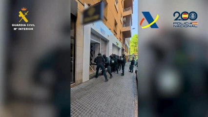 Vídeo de la operación de la Policía Nacional, la Guardia Civil y Vigilancia Aduanera contra una red que explotaba sexualmente a mujeres.