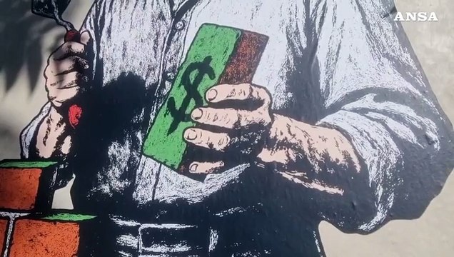 Beppe Sala si mura nel nuovo murale di aleXsandro Palombo