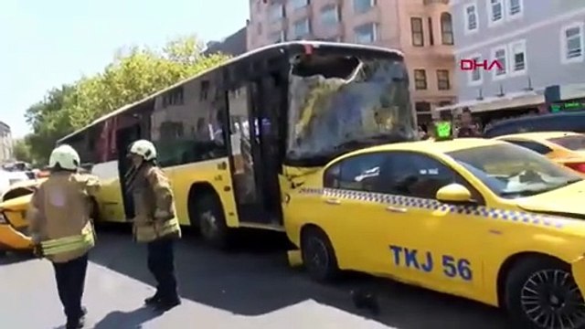 Beyoğlu'nda taksi ve İETT otobüsü birbirine girdi! 9 araçlı zincirleme kazada 2 yaralı