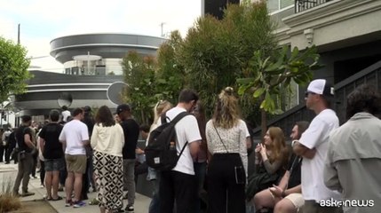 Los Angeles, in fila per l'apertura del futuristico "Tesla Diner"