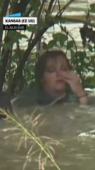 Rescate de una mujer atrapada en un árbol por las inundaciones