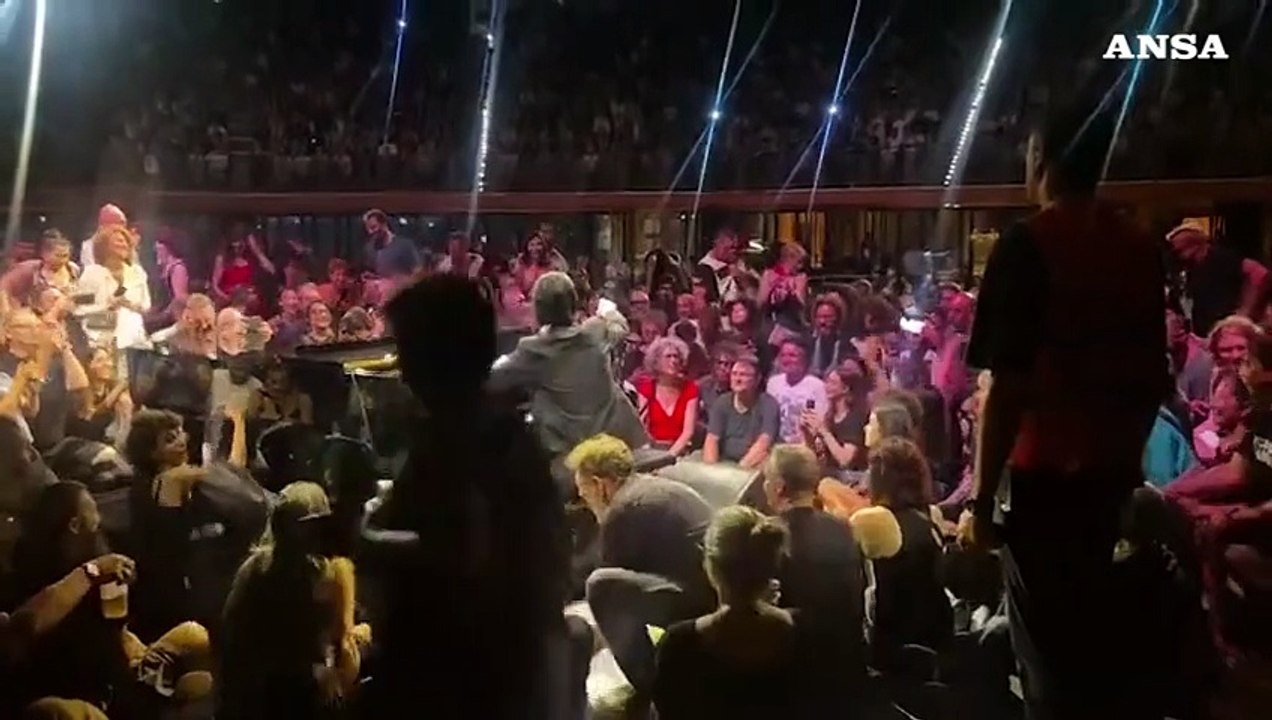 Nick Cave all'Auditorium di Roma, il pubblico invade il palco