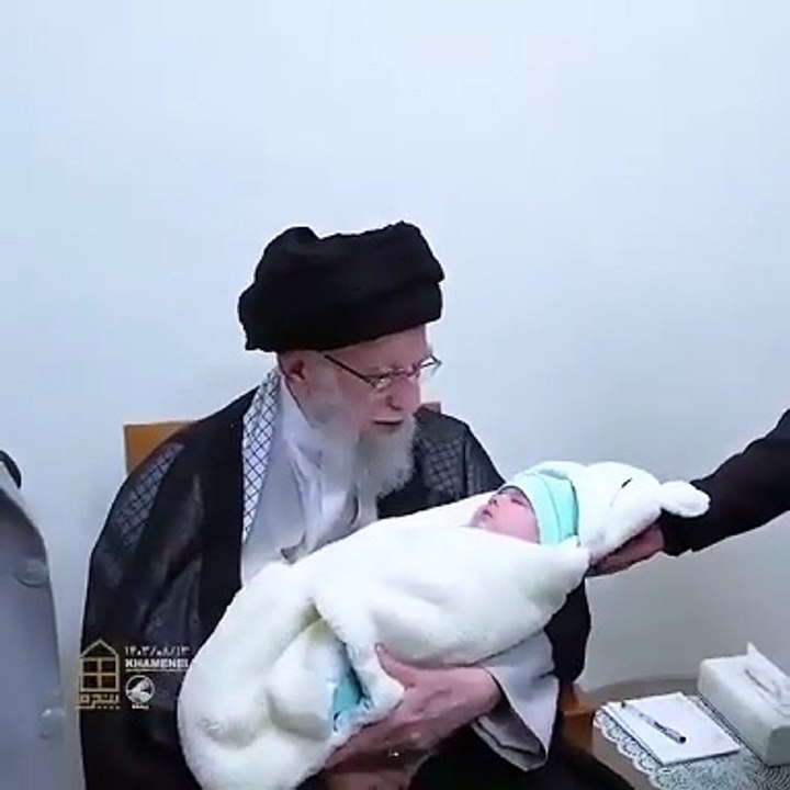 Leader of Ummah recites "AZAAN"