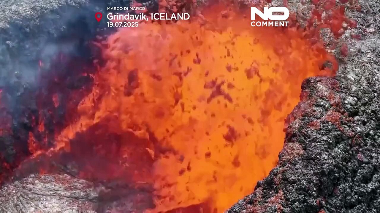 Touristen beobachten sprühende Lava beim Vulkan auf Island