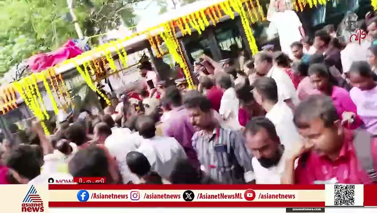 വിലാപയാത്ര PMGയിലെത്തി, വി.എസിനെ ഒരുനോക്ക് കാണാൻ ജനസാഗരം