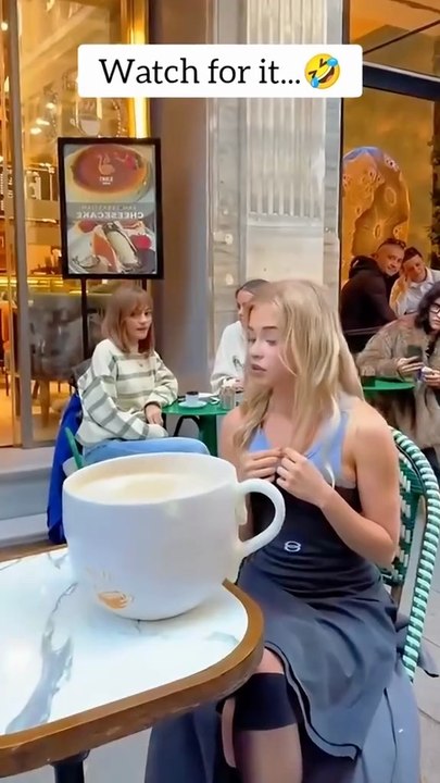 "Extra Size Surprise! 🤯 لما الطلب ييجي بالحجم الخرافي"#FoodPrank #طلب_عادي_جاله_ضخم #SandwichSurprise