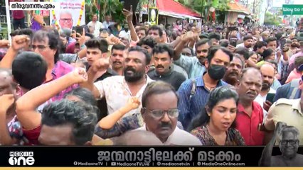 കണ്ട് തീരാതെ.... പറഞ്ഞുതീരാതെ...; VSനെ കാണാൻ പ്ലാമൂട് ജങ്ഷനിൽ തടിച്ചുകൂടി ജനക്കൂട്ടം