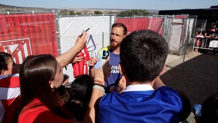 Locura para conseguir un autógrafo en el entrenamiento del Atlético