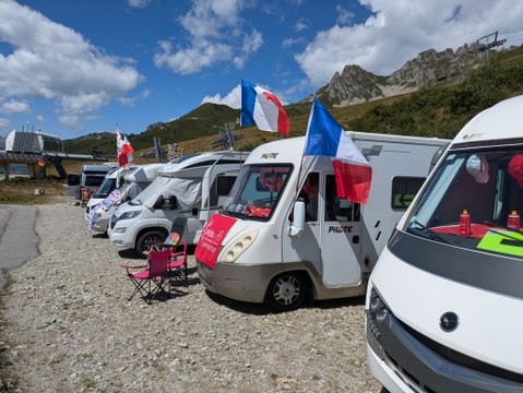 Au col de la Madeleine, les camping-car sont déjà là