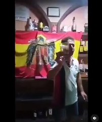 Bandera franquista de fondo y al grito de "¡Arriba España!", así brinda un concejal del PP de Cuenca