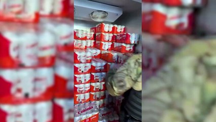 Policiais descobrem drogas escondidas em freezer cheio de cerveja durante operação