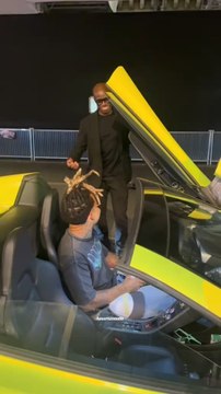 Zola connaît tous les paparazzis de Paris 🤣