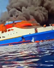 "Nous sommes en train de brûler en mer" : Un ferry transportant plus de 500 personnes a pris feu