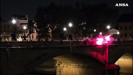 Roma, tifosi giallorossi festeggiano con bandiere della Palestina