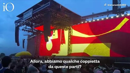 Gli Oasis in concerto deridono la kiss cam dei Coldplay: «Qui potete limonare chi volete»