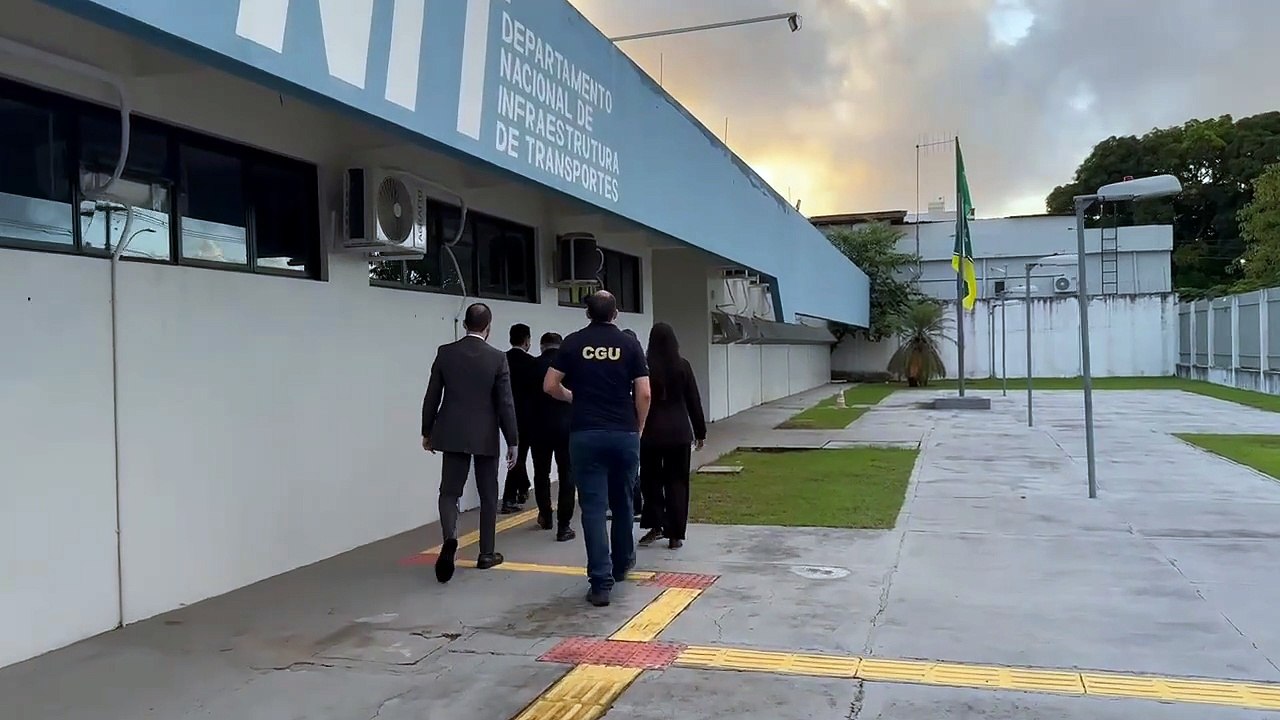 Armas longas e veículos luxuosos: veja materiais apreendidos em operação que apura fraudes em licitações