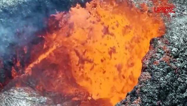 Islanda: continua eruzione vulcano a Grindavik, turisti si avvicinano alla lava per foto e video