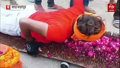 मन्नत मांगी, बड़े भाई की बीमारी ठीक हुई तो दंडवत यात्रा की, लोहे की कीलों पर लेटकर कांवड़ ले जा रहा शिव भक्त