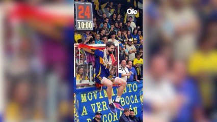 Sebastián Vega celebró arriba del aro con una bandera del Orgullo LGBT+ sobre sus hombros