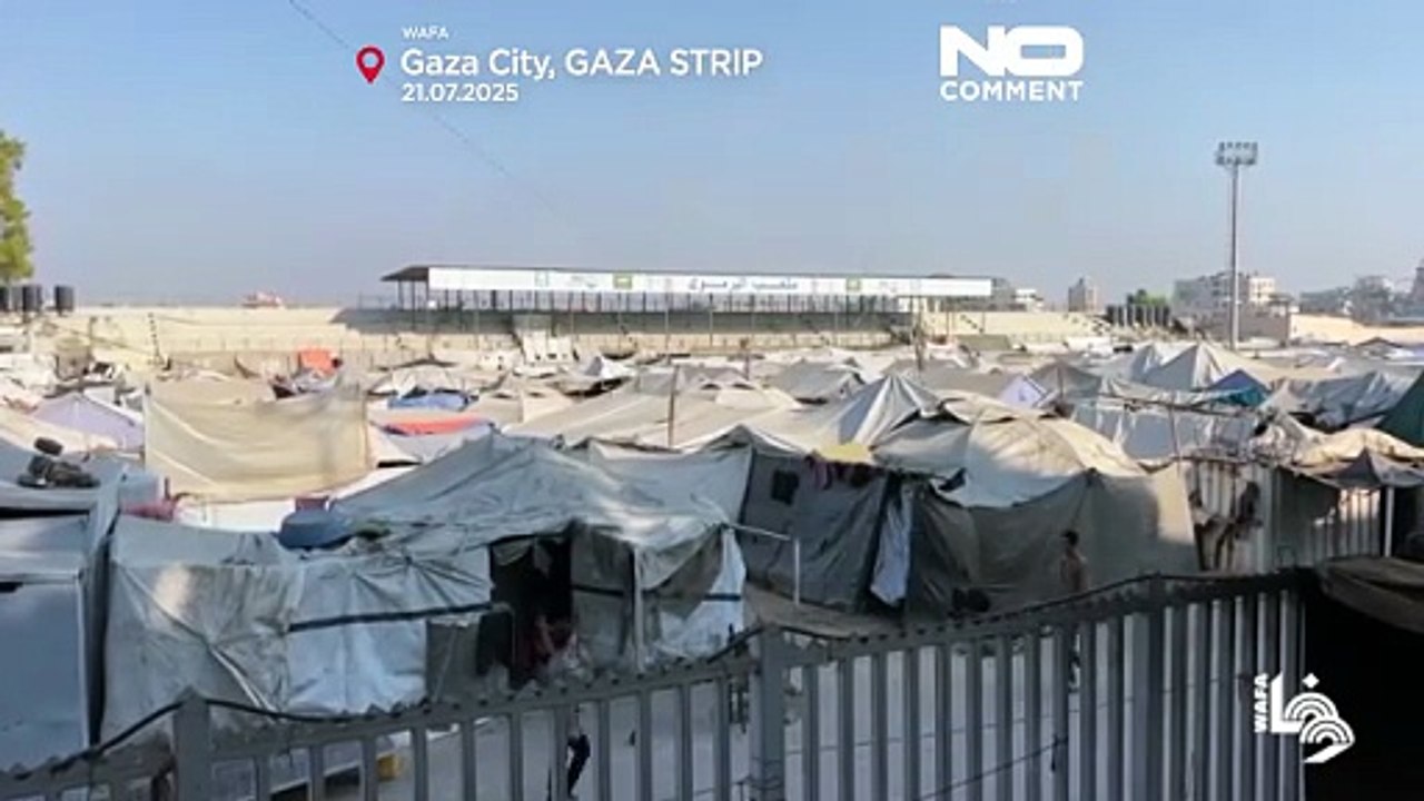 Vertriebene Gazaner leben in Zelten im bombardierten Stadion von Gaza-Stadt