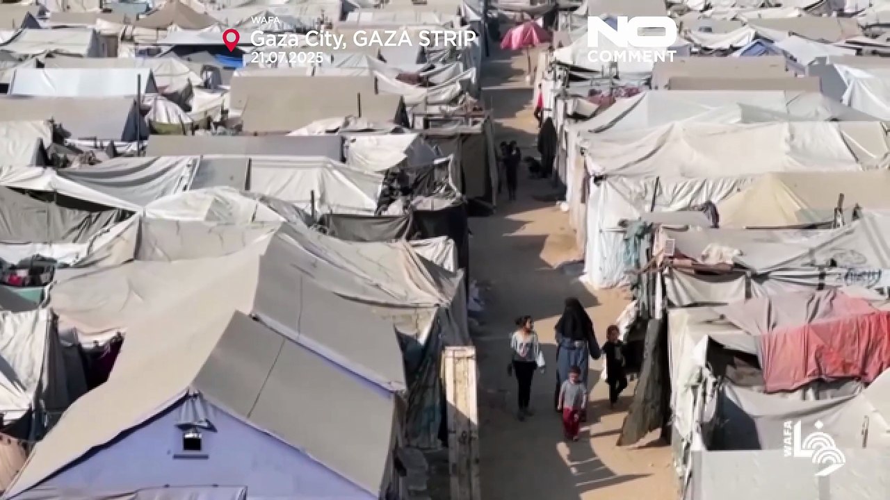 Palestinesi sfollati vivono in tende in uno stadio bombardato di Gaza City