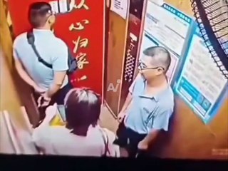 VIDEO: ¡La esperaba con un hacha! Intentó atacar a una mujer al salir del ascensor