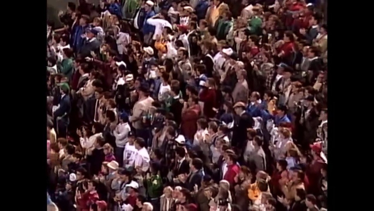 Wade Boggs reaches 200 hits for the seventh consecutive season (9/25/89)