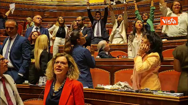 M5S protesta in Senato contro la riforma della giustizia con cartelli con Falcone e Borsellino