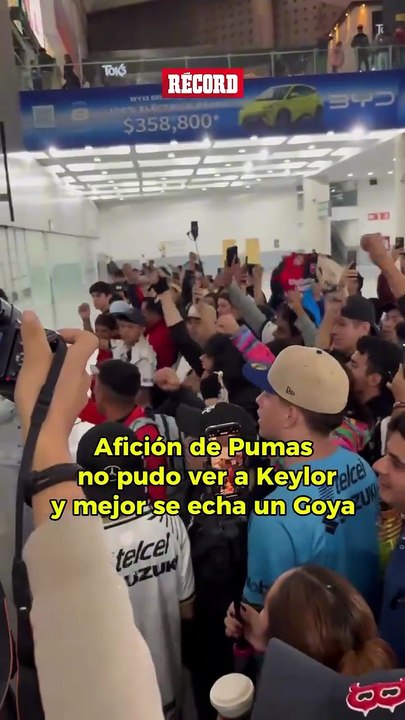 La afición de Pumas que fue a recibir a Keylor Navas no pudo ver al portero tico