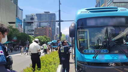 버스 전용차로 구간 건널목에서 보행자 사망 사고 / YTN