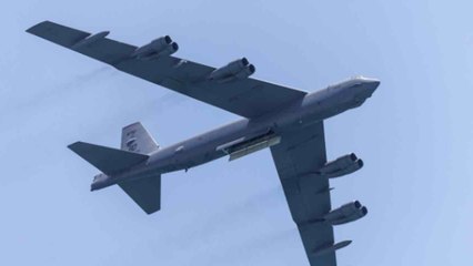 B-52 전략폭격기, 미 여객기와 공중 충돌 극적 모면 / YTN