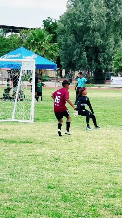 “¡¿Cómo lo hace?!”: Un pequeño arquero detuvo cuatro intentos claros de gol (Video)