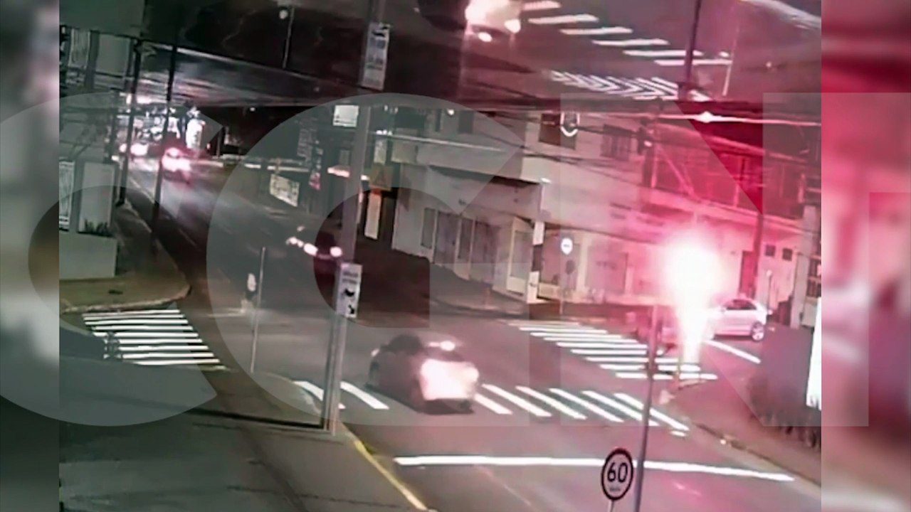Moto avança sinal vermelho e colide contra outr...