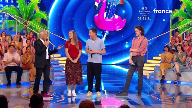 VOICI - N'oubliez pas les paroles : Nagui tente un rapprochement entre un candidat et une ambianceuse... et crée un gros malaise (ZAPTV)