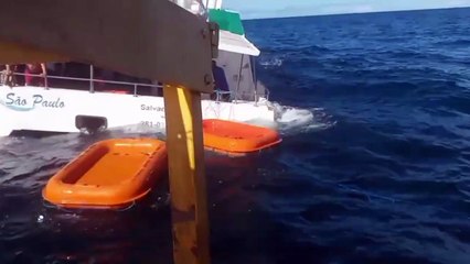 Veja momento em que catamarã começa a naufragar após colisão com barco