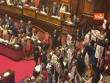 Pd con Costituzioni al contrario in Aula al Senato per protesta dopo approvazione ddl giustizia