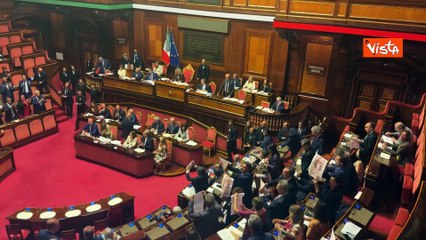 Pd con Costituzioni al contrario in Aula al Senato per protesta dopo approvazione ddl giustizia