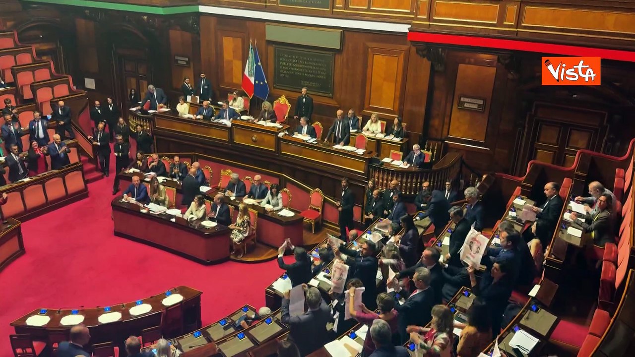 Pd con Costituzioni al contrario in Aula al Senato per protesta dopo approvazione ddl giustizia