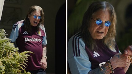 Ozzy Osbourne y la vez que presentó la playera de Aston Villa demostrando su amor por el equipo