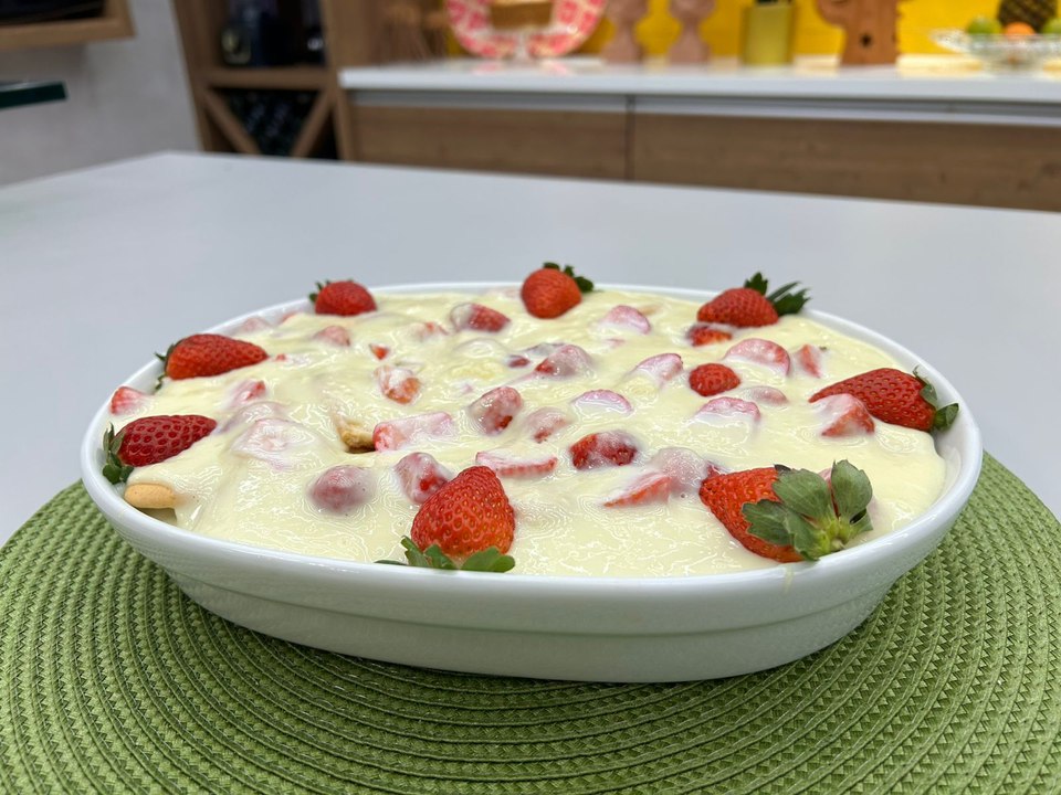 Pavê de leite em pó com morangos