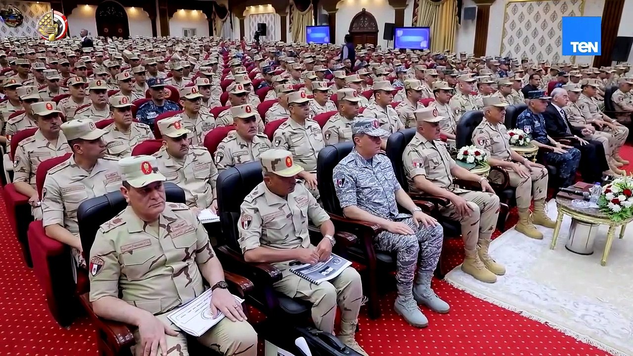 وزير الدفاع يلتقى عددًا من قادة وضباط القوات المسلحة بقيادة المنطقة المركزية العسكرية