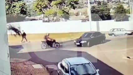 Imagens fortes: motociclista é arremessado em grave acidente no Brasmadeira