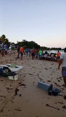 VÍDEO: Barco que naufragou após ser atingido por catamarã em Salvador chega em terra firma