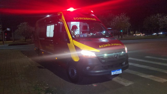 Idosa tropeça em calçada, cai e fica ferida; Siate foi acionado