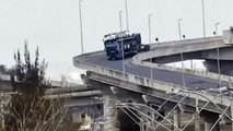 Caminhão-cegonha tomba e lança carro do alto da ponte; veja momento
