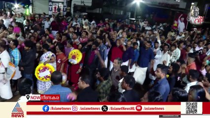 'ഞങ്ങൾ മലമ്പുഴയിൽനിന്ന് വന്നതാ... ഒരുനോക്കൊന്ന് കാണണം'; വിഎസിനെ നെഞ്ചേറ്റി ഒരു ജനക്കൂട്ടം