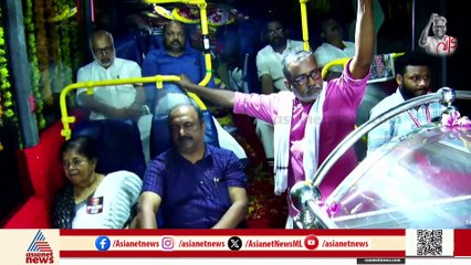 ഇതാ നോക്കൂ... വിഎസിനെ നെഞ്ചേറ്റി ഒരു ജനക്കൂട്ടം... അതൊരു പുഴപോലെ... കടൽപോലെ..