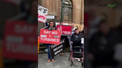Farmers rally outside Bendigo Renewables conference