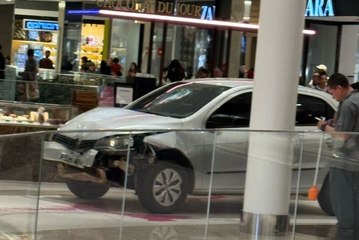 Motorista é preso após invadir shopping com carro; veja o vídeo