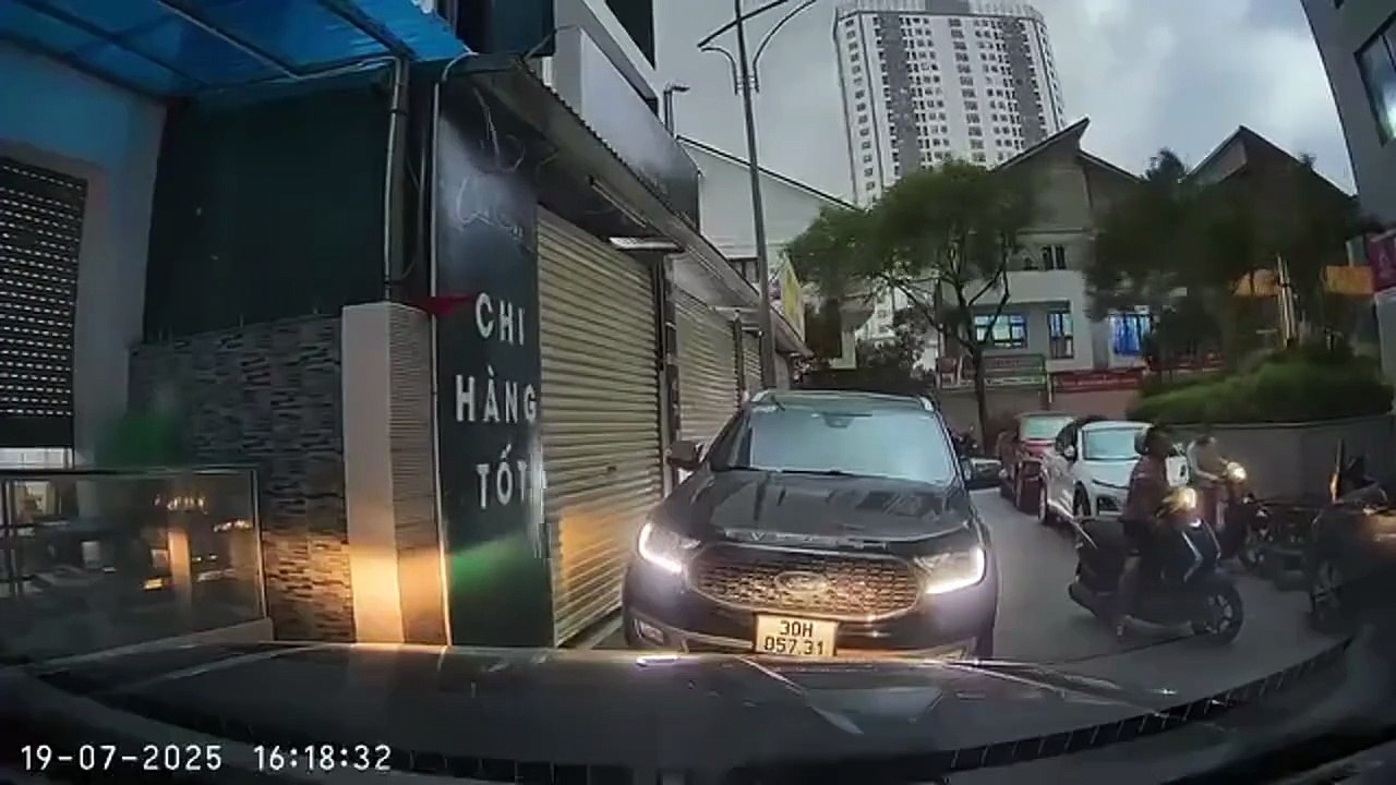 Des motards très chanceux en pleine tempête